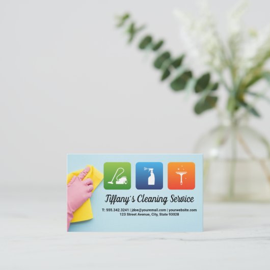 Iconen reinigen | Werknemer veegt rotzooi af Visitekaartje (Staand voorkant)