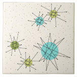 Iconic Atomic Starbursts grote keramische tegel Tegeltje<br><div class="desc">Deze Iconische atoomstoot barst een groot keramisch tegelpatroon met iconische atomaire sterrenbursts. Dat klopt! De oude school, crèmekleurige achtergrond met gouden spugen is de perfecte achtergrond voor de levendige turquoise, het kalkselderij en kitschy peren groene cirkels. De vlekken van kleur worden sporadisch geplaatst in diverse grootte met het bekleden van...</div>