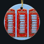 Iconic Red London Phone Boxes Pastel Snowflakes Keramisch Ornament<br><div class="desc">Een rij iconische Londense telefoonboxen staan in pastelsneeuwvlokken en tegen een lichtblauwe achtergrond. Een uniek kerstcadeau voor een Londenaar of iemand anders die van Londen,  Engeland en/of Groot-Brittannië houdt.</div>