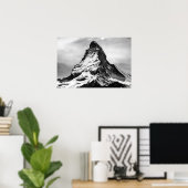 Iconische alpiene bergmatterhorn in het zwart en W Poster (Thuiskantoor)