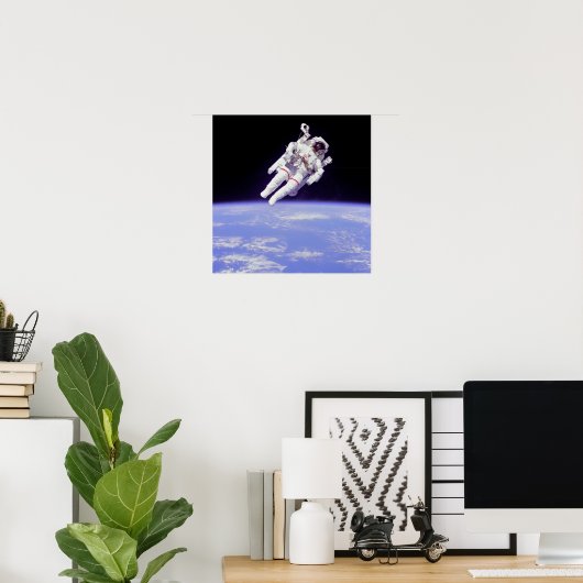 Iconische Spacewalk over de Aarde Poster (Thuiskantoor)