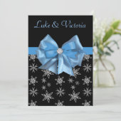 Icy Blue Bow op Black Winter Snowflakes Weddenscha Kaart (Staand voorkant)