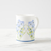 Icy Blue Pansies op een Bone China Mok (Voorkant rechts)