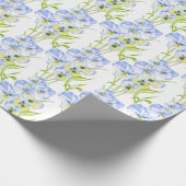 Icy Blue Pansies op verpakkingspapier Cadeaupapier (Hoek)