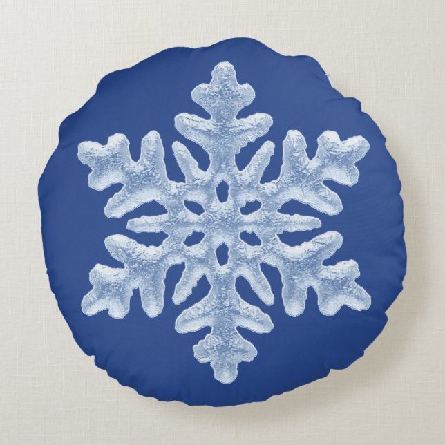 Icy Frozen Kerstsnowflake op Deep Blue Rond Kussen (Achterkant)