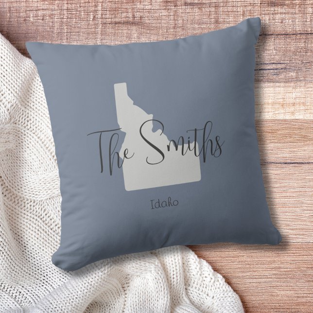 Idaho State Outline Familienaam Sierkussen (Show pride for your state and personalize it!  "love makes this house a home in <your state>")