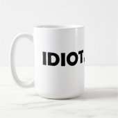 Idioot. Grappig ontwerp Koffiemok (Links)