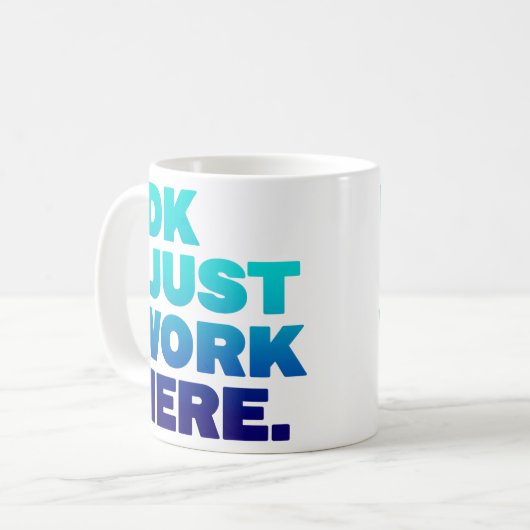 IDK Ik werk hier gewoon Mok - Grappig Kantoor cade (Voorkant links)