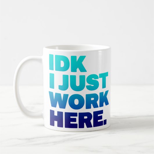 IDK Ik werk hier gewoon Mok - Grappig Kantoor cade (Links)