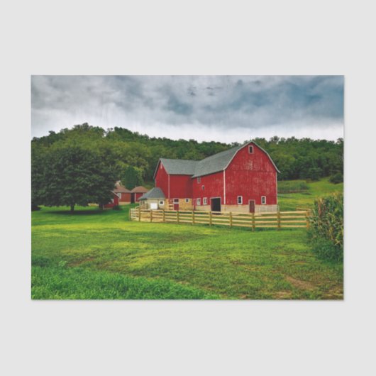 Idyllic Wisconsin Red Barns in Emerald Grass Field Tissuepapier (Voorkant)