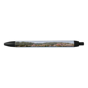 Idyllisch kustlandschap zwarte inkt pen