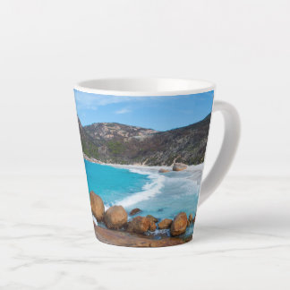 Idyllisch strand in afgelegen baai latte mok