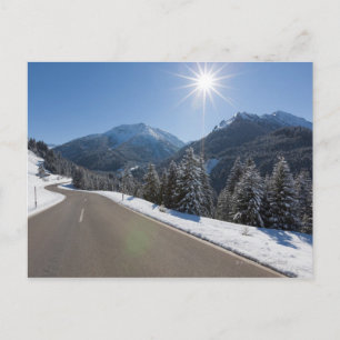 Idyllische lege weg door een winterlandschap, 2 briefkaart