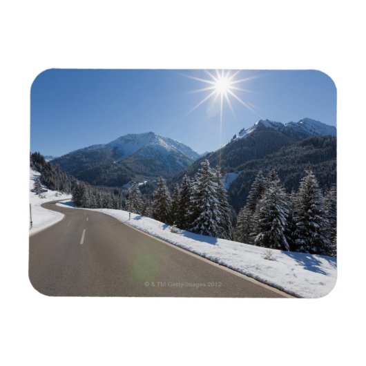 Idyllische lege weg door een winterlandschap, 2 magneet (Horizontaal)