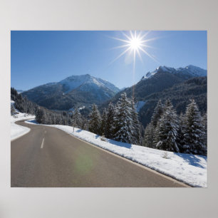 Idyllische lege weg door een winterlandschap, 2 poster
