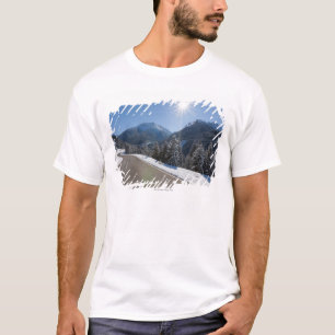 Idyllische lege weg door een winterlandschap, 2 t-shirt