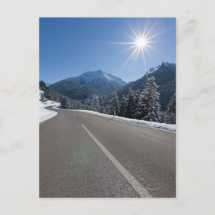 Idyllische lege weg door een winterlandschap, briefkaart