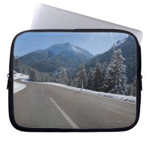Idyllische lege weg door een winterlandschap, laptop sleeve