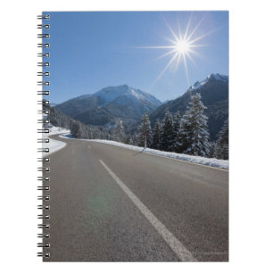 Idyllische lege weg door een winterlandschap, notitieboek