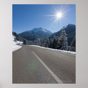 Idyllische lege weg door een winterlandschap, poster