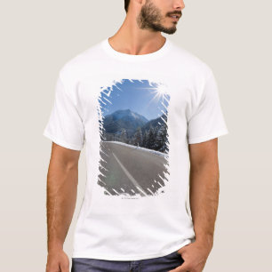 Idyllische lege weg door een winterlandschap, t-shirt
