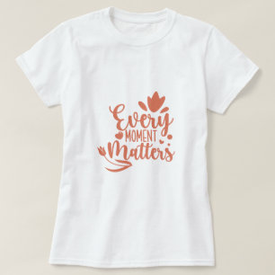 Ieder moment is van belang voor de typografie t-shirt