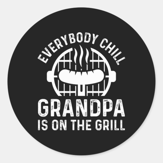 Iedereen chill opa is op de grill BBQ chef-kok G Ronde Sticker (Voorkant)