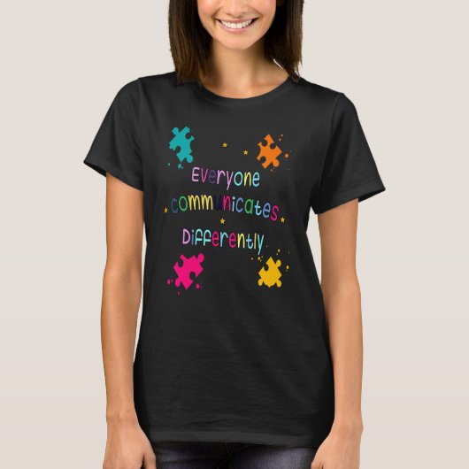 Iedereen Communiceert Anders Autisme Acceptatie T-shirt (Voorkant)