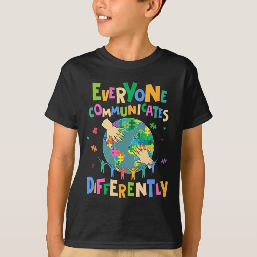 Iedereen communiceert anders Autisme Wereld Kind T-shirt (Voorkant)