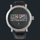 Iedereen communiceert verschillend Autisme Bewust Horloge<br><div class="desc">Iedereen communiceert verschillend Autisme Bewust</div>