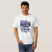 IEDEREEN DIE TIJD VOOR U HEEFT T-SHIRT (Voorkant volledig)