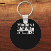 Iedereen drinkt een piloot tot Acro Funny Quadcopt Sleutelhanger (Voorkant)