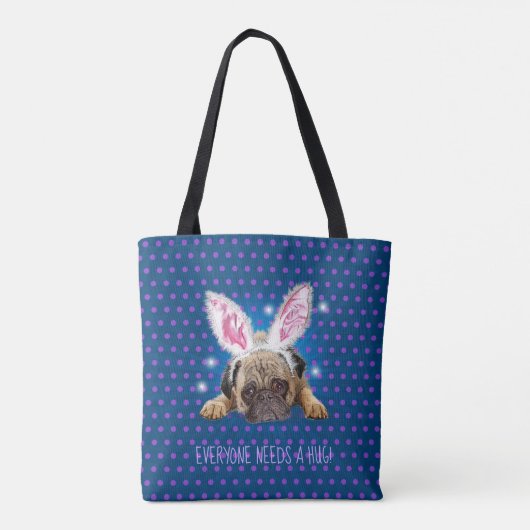 Iedereen heeft een knuffel nodig. Mopshond canvas Tote Bag (Achterkant)