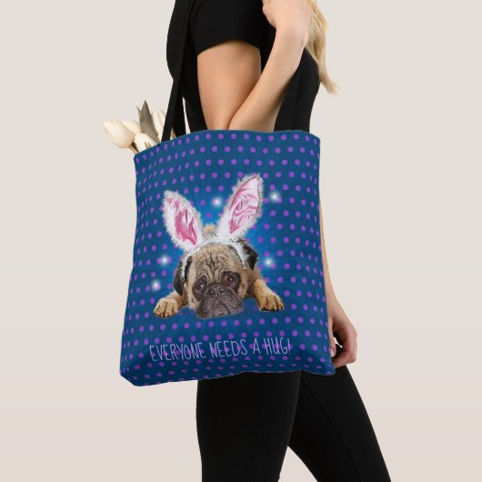 Iedereen heeft een knuffel nodig. Mopshond canvas Tote Bag (Dichtbij)