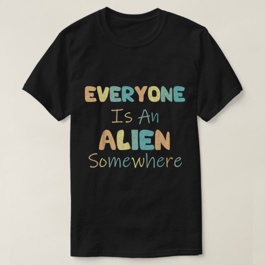 Iedereen is een vreemdeling ergens anders t-shirt (Design voorkant)
