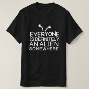 Iedereen is ergens een buitenaards wezen t-shirt