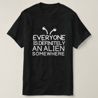 Iedereen is ergens een buitenaards wezen t-shirt