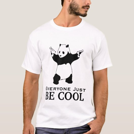 Iedereen is gewoon COOL - Armed Panda T-shirt (Voorkant)