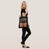 Iedereen Is Hier Van Harte Welkom Tote Bag (Op model)