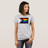 Iedereen is hier welkome vlag (Progress Pride) T-shirt (Voorkant volledig)