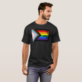 Iedereen is hier welkome vlag (Progress Pride) T-shirt (Voorkant volledig)