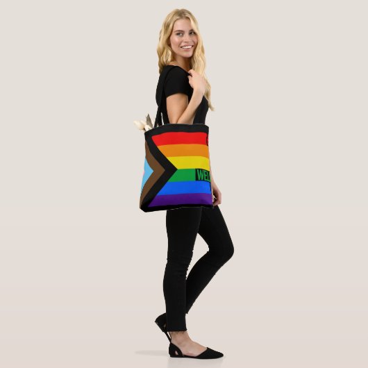 Iedereen is hier welkome vlag (Progress Pride) Tote Bag (Op model)