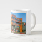 Iedereen is welkom om als democraat te stemmen. grote koffiekop (Voorkant rechts)