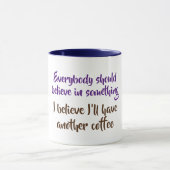 Iedereen moet geloven in een grap. mok (Midden)