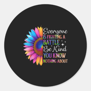 Iedereen vecht tegen een strijd die je niet kent ronde sticker