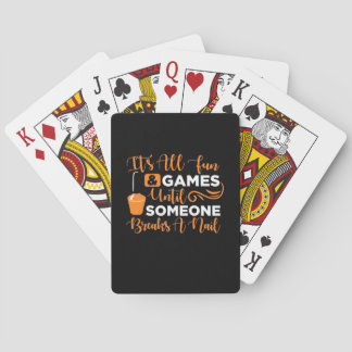 Iemand breekt een spijker pokerkaarten