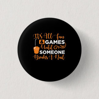 Iemand breekt een spijker ronde button 3,2 cm