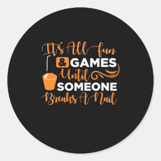Iemand breekt een spijker ronde sticker