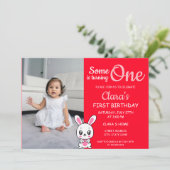 Iemand draait één Rode Foto van één verjaardag Kaart (Staand voorkant)