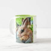 Iemand heeft meer koffie Mok nodig (Voorkant links)